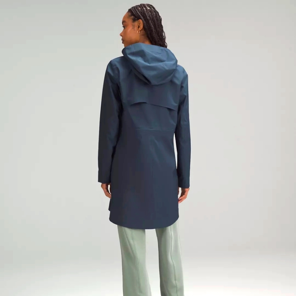 Lululemon Navy Waterproof Rebel Rain Jacket, Size 4, Worn only a few times